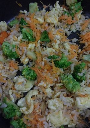 Foto de Arroz integral com ovos e legumes