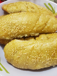Una foto de Pan con semilla de sésamo y un toque de ajo..🥖🥖🥖