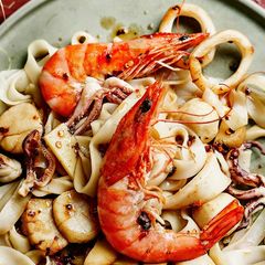 A picture of Mixed seafood noodles.