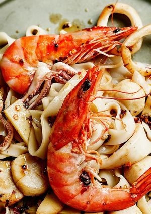 A picture of Mixed seafood noodles.
