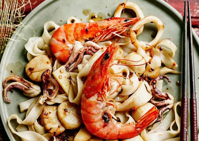 Mixed seafood noodles