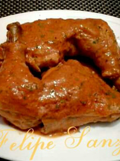 Una foto de Pollo con almendras en salsa de setas