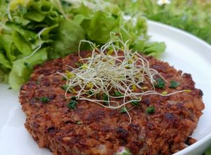 Une photo de 🌱 Galette végétale façon ''Steak haché''