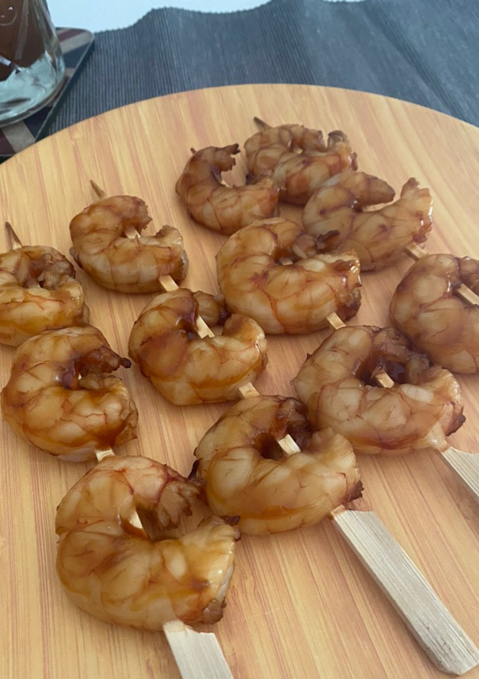 Una foto de Brochetas de langostinos con salsa teriyaki en freidora de aire