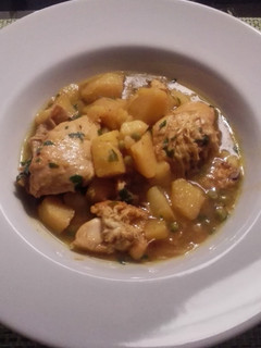 Una foto de Pollo al ajillo con patatas