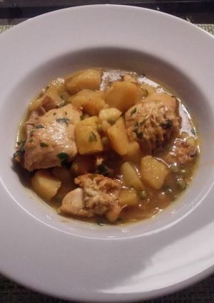 Una foto de Pollo al ajillo con patatas