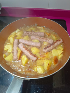 Una foto de Salchichas al vino con patatas