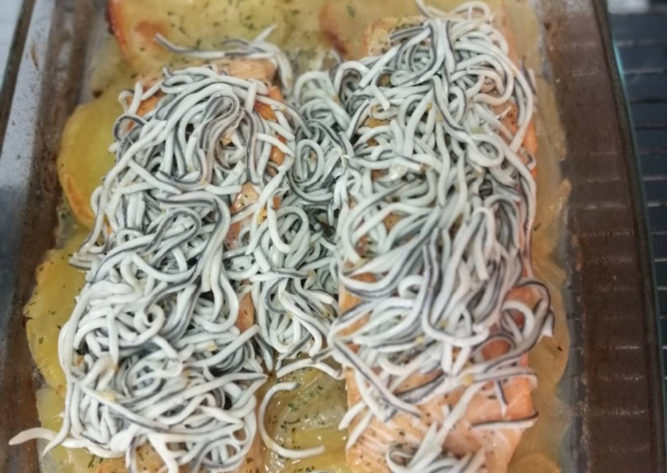 Salmón al horno con guarnición de patatas y gulas