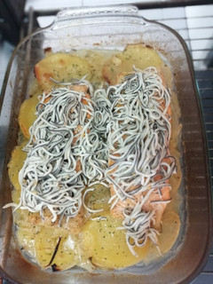 Una foto de Salmón al horno con guarnición de patatas y gulas
