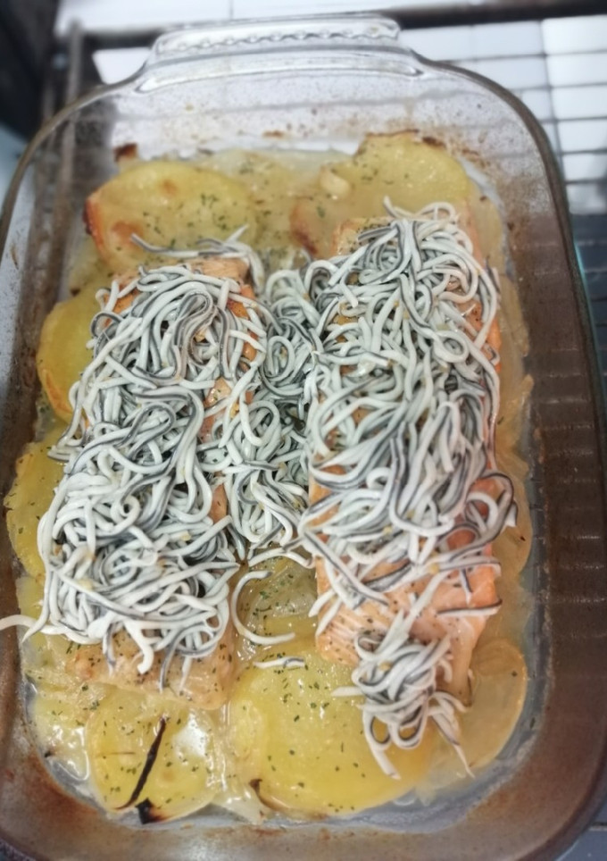 Una foto de Salmón al horno con guarnición de patatas y gulas