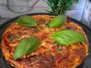 Une photo de quiche poulet fromage