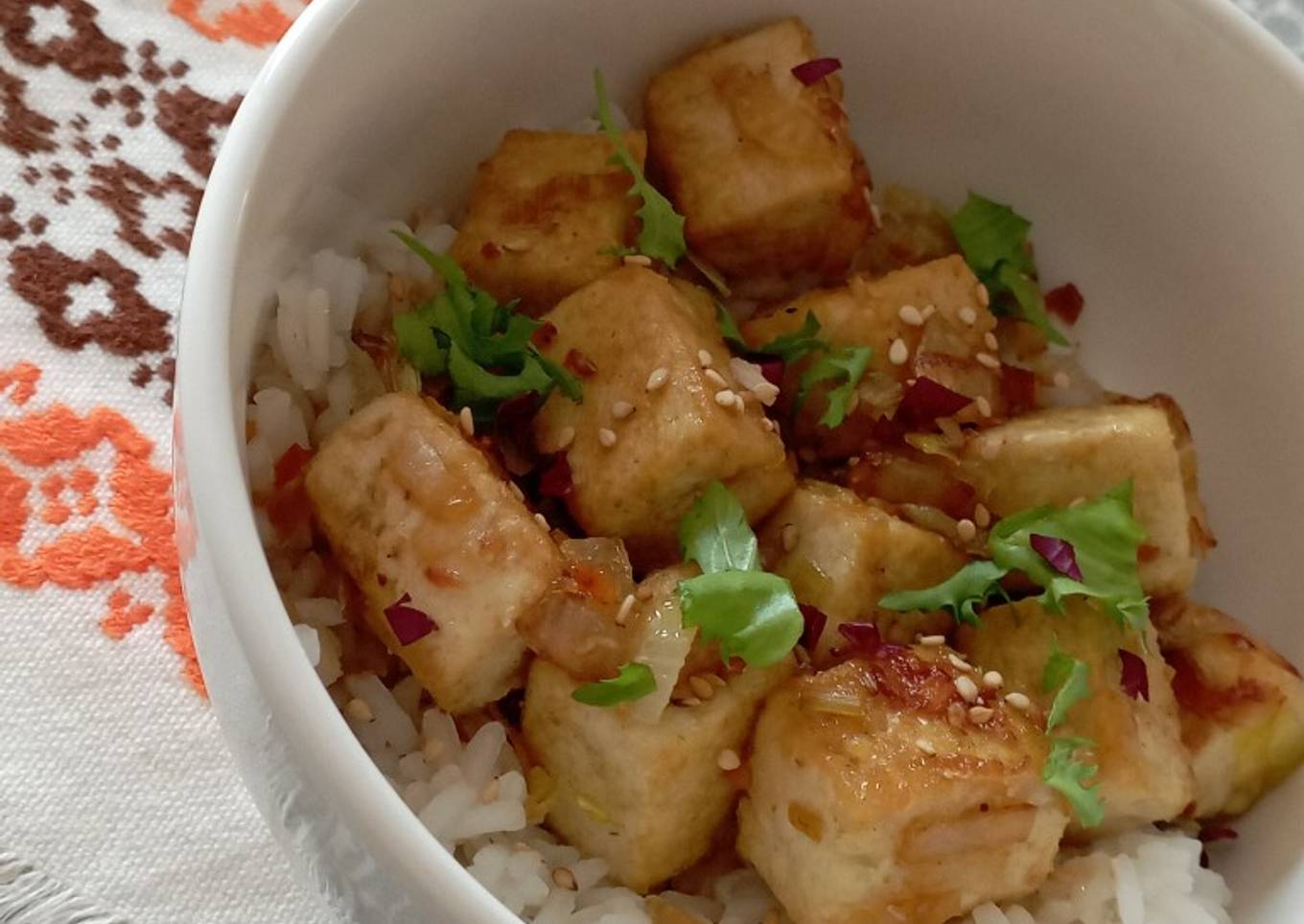 Tofu con arroz y salsa de naranja