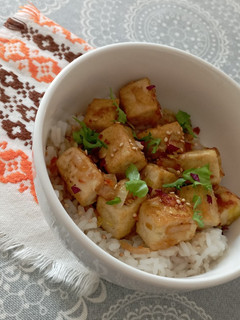 Una foto de Tofu con arroz y salsa a la naranja