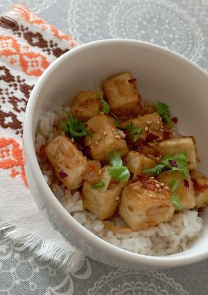 Una foto de Tofu con arroz y salsa a la naranja