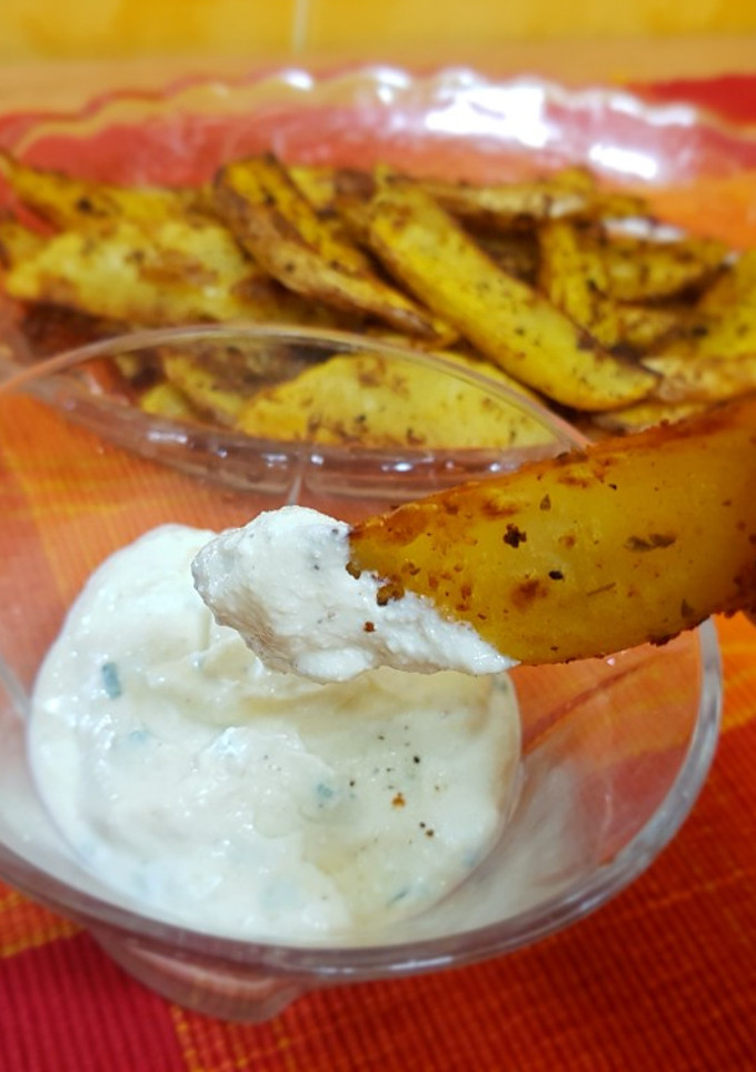 Una foto de Patatas gajo con salsa deluxe