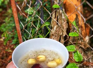 Hình của món Chè Hạt Sen Táo Đỏ Nấm Tuyết Hạt Chia.