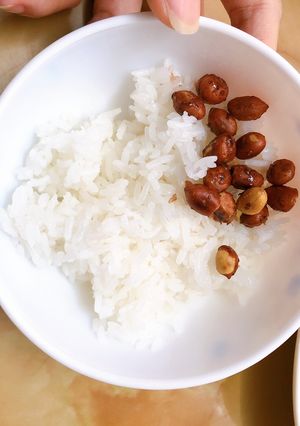 Hình của món Lạc rang tỏi ớt.