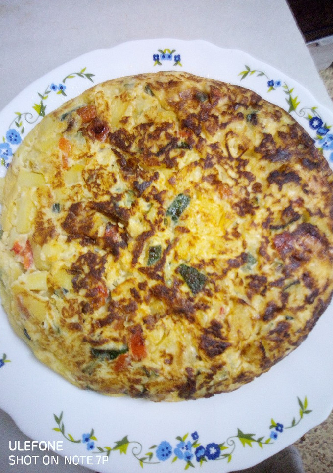 Una foto de Tortilla de calabacín con pimiento rojo