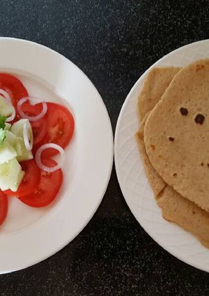 A picture of Simple salad with flat bread roti.