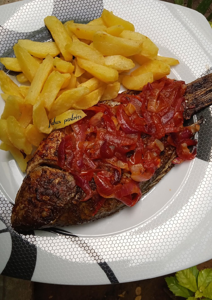 A picture of Grilled fish with chips.
