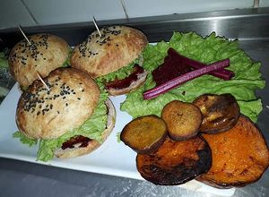 Una foto de HAMBURGUESAS 🍔 MAGRAS CON PAN INTEGRAL Y Paté DE REMOLACHA
