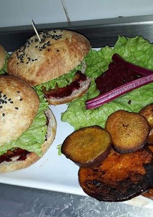 Una foto de HAMBURGUESAS 🍔 MAGRAS CON PAN INTEGRAL Y Paté DE REMOLACHA