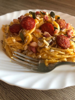 Sütőtökkrémes spagetti, magvakkal, bacon és kolbászchipsszel; tej- és gluténmentesen recept fotója