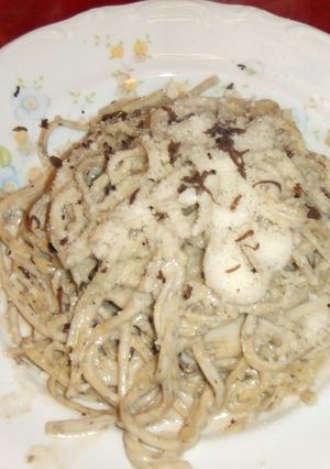 Una foto de Tagliolini al tartufo con salsa de setas, coñac y trufa