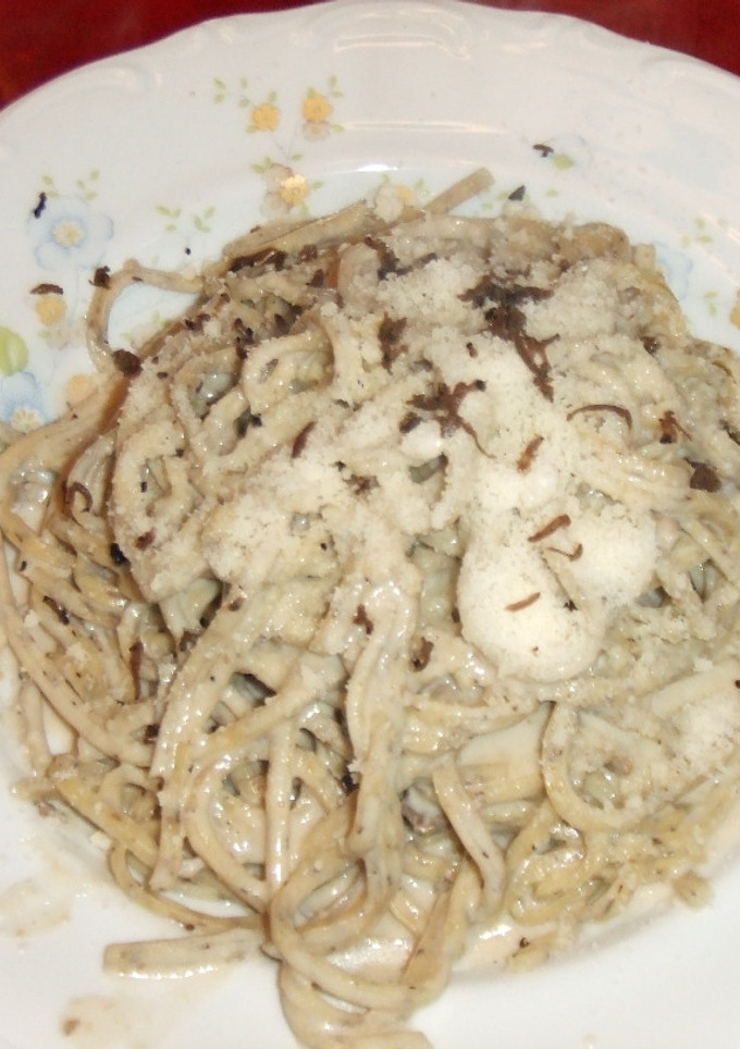 Una foto de Tagliolini al tartufo con salsa de setas, coñac y trufa