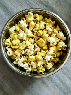 मसाला पॉपकॉर्न (masala popcorn recipe in Hindi) रेसिपी मुख्य फोटो