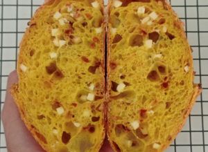 Foto resep Kunyit Chili Flakes Cheese Sourdough Bread (Open Bake Method)
