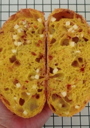 Foto resep Kunyit Chili Flakes Cheese Sourdough Bread (Open Bake Method)