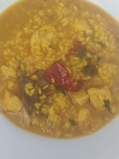Una foto de Arroz bomba con pollo y caldo