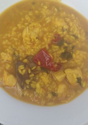 Una foto de Arroz bomba con pollo y caldo