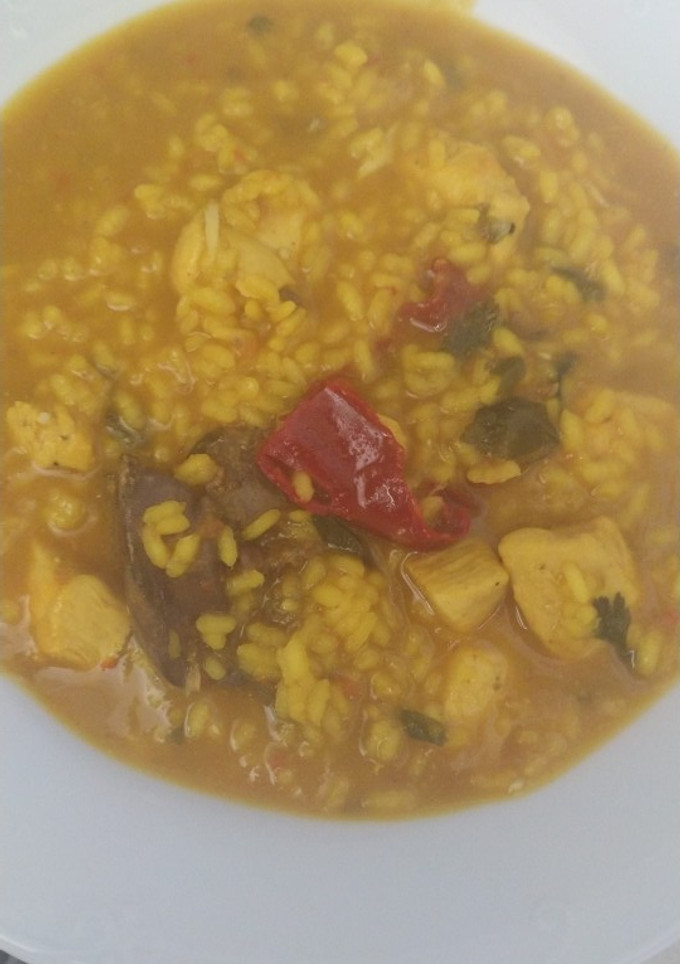 Una foto de Arroz bomba con pollo y caldo