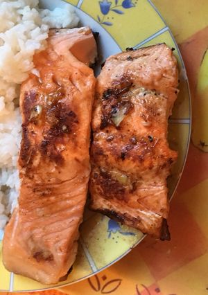 Isteni mézes-fokhagymás lazac recept fotója