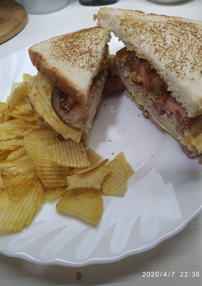 Una foto de Sándwich doble de Tortilla Francesa y Salchichas al estilo Pitt
