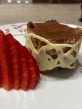 Mousse al cioccolato con granella di noci e cacao