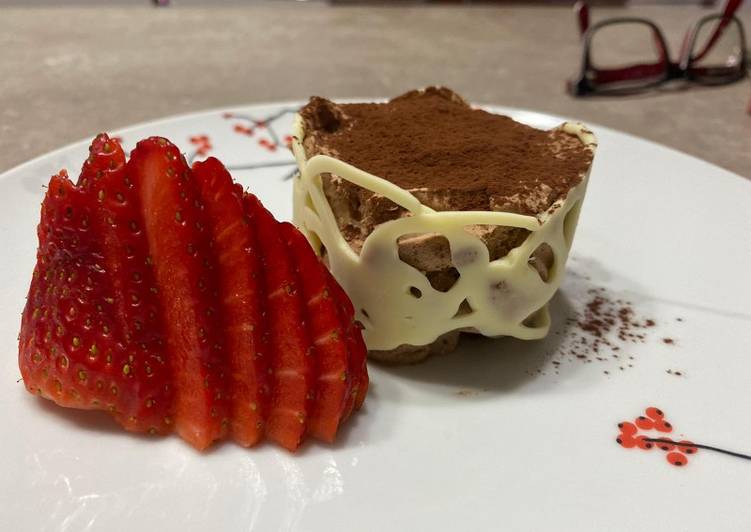 Recetta di Veloce Mousse al cioccolato con granella di noci e cacao