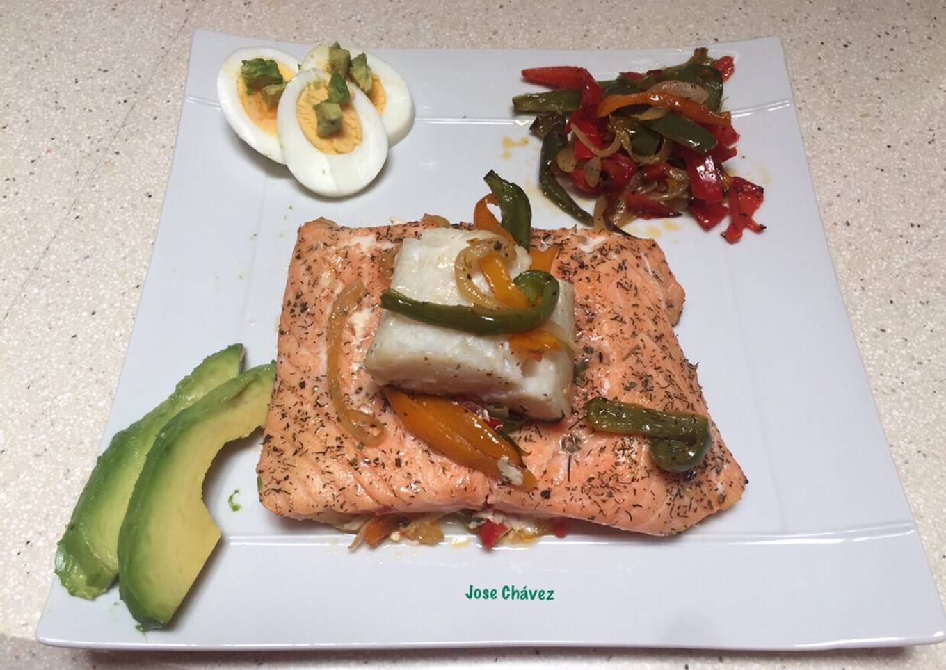 Salmón y bacalao al horno con pimentos