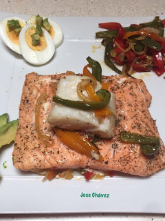 Una foto de Salmón y bacalao al horno con pimentos