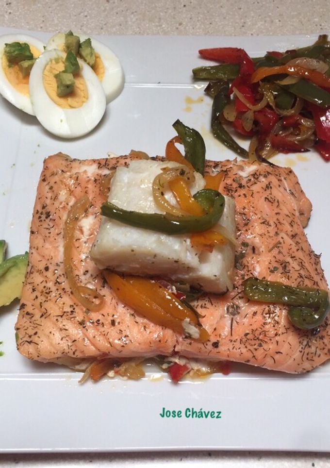 Una foto de Salmón y bacalao al horno con pimentos