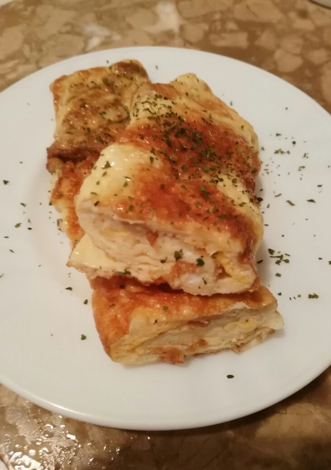 Una foto de Tortilla francesa rellena de pechuga de pavo