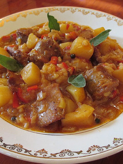 Una foto de Guiso de patatas con salchichas y carne magra de cerdo