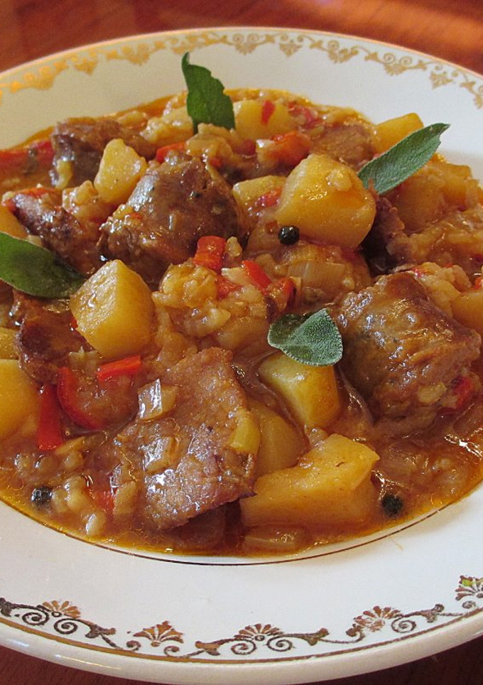 Una foto de Guiso de patatas con salchichas y carne magra de cerdo