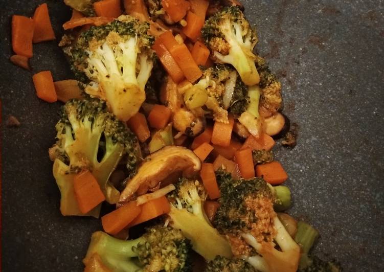 Langkah Mudah untuk Membuat Tumis Brokoli Jamur Wortel (Vegetarian) Anti Gagal