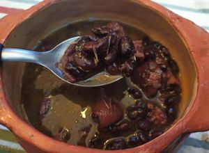 Una foto de Feijoada inspirada en Celia