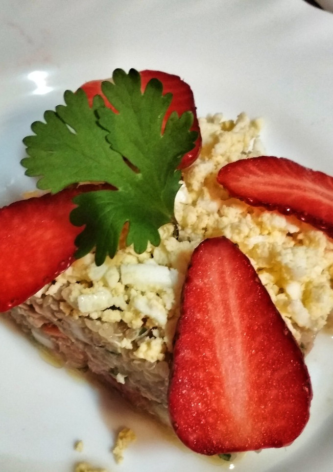 Una foto de Ensalada de Quinoa con mayonesa de fresas