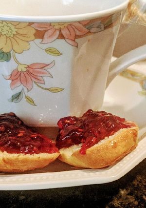 A picture of Mad Hatters Mini English Tea Party Scones 🐇☕🎈🎉🎊🕕⌛.