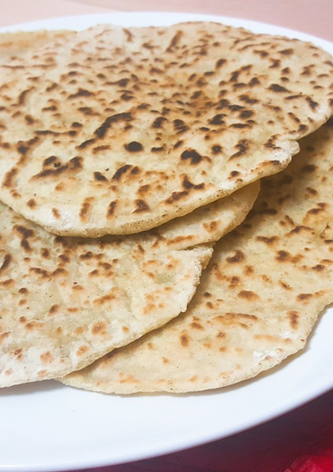 Una foto de Pan en sartén con requesón y patatas